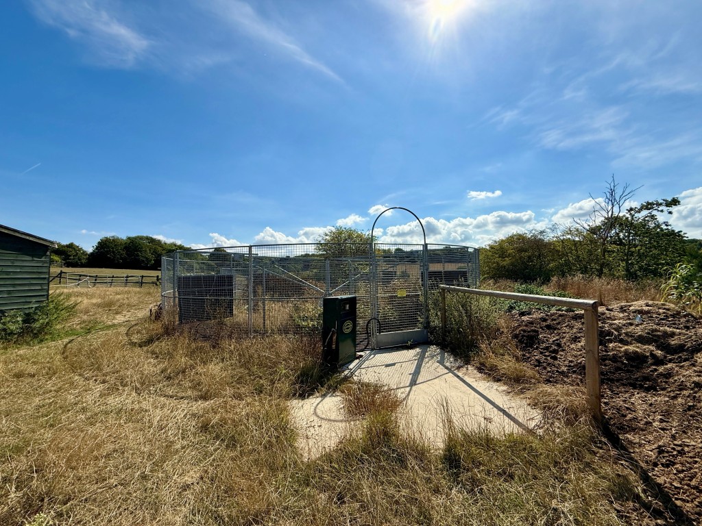 Lot: 80 - EQUESTRIAN FACILITY - INDOOR MANÈGE, STABLES, PADDOCKS AND ACCOMMODATION - Horse walker